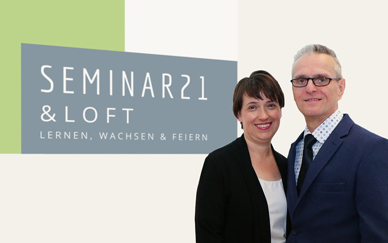 Elisabeth und Andreas Lackenbauer vor dem Seminar21 Logo
